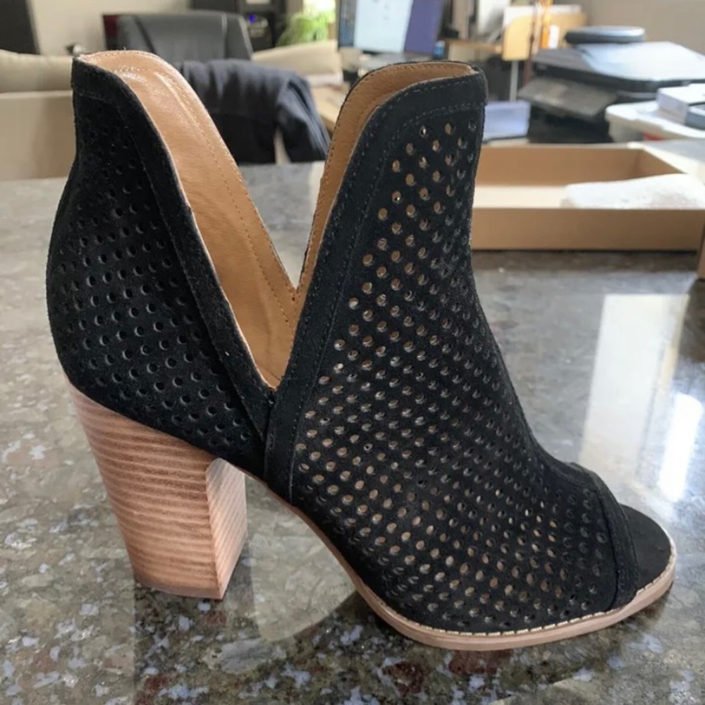NEW Lucky Brand Perforated Booties (9 WMS/39 EU - BLK)
